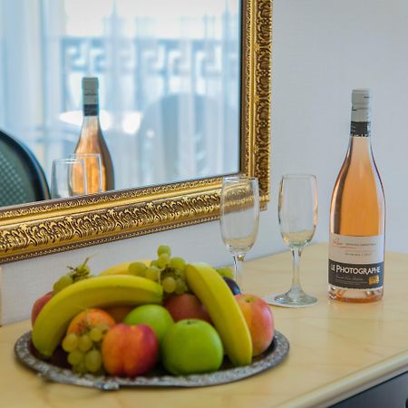 Imperial Palace Hotel Sunny Beach Buitenkant foto A bottle of wine and fruit