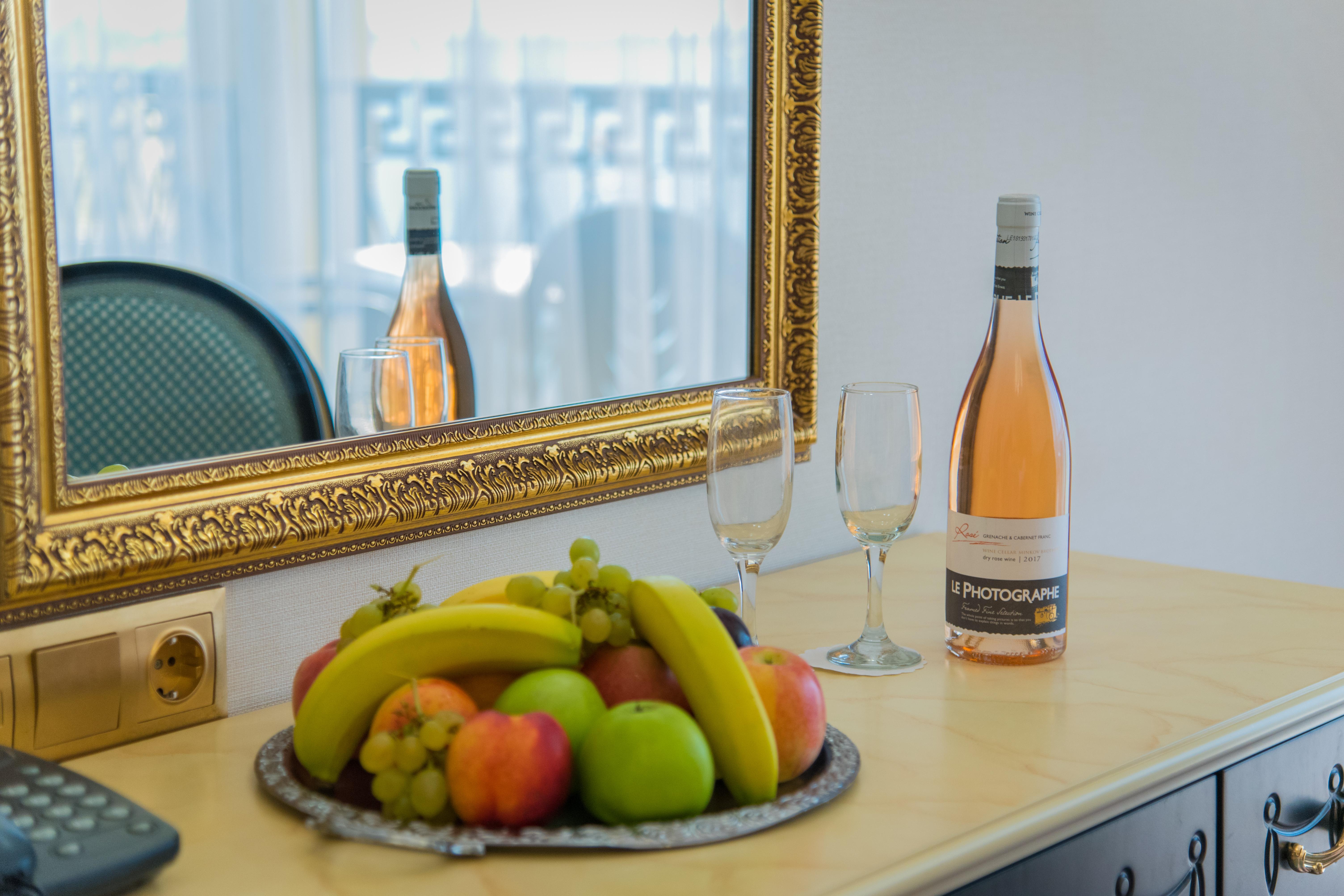 Imperial Palace Hotel Sunny Beach Buitenkant foto A bottle of wine and fruit