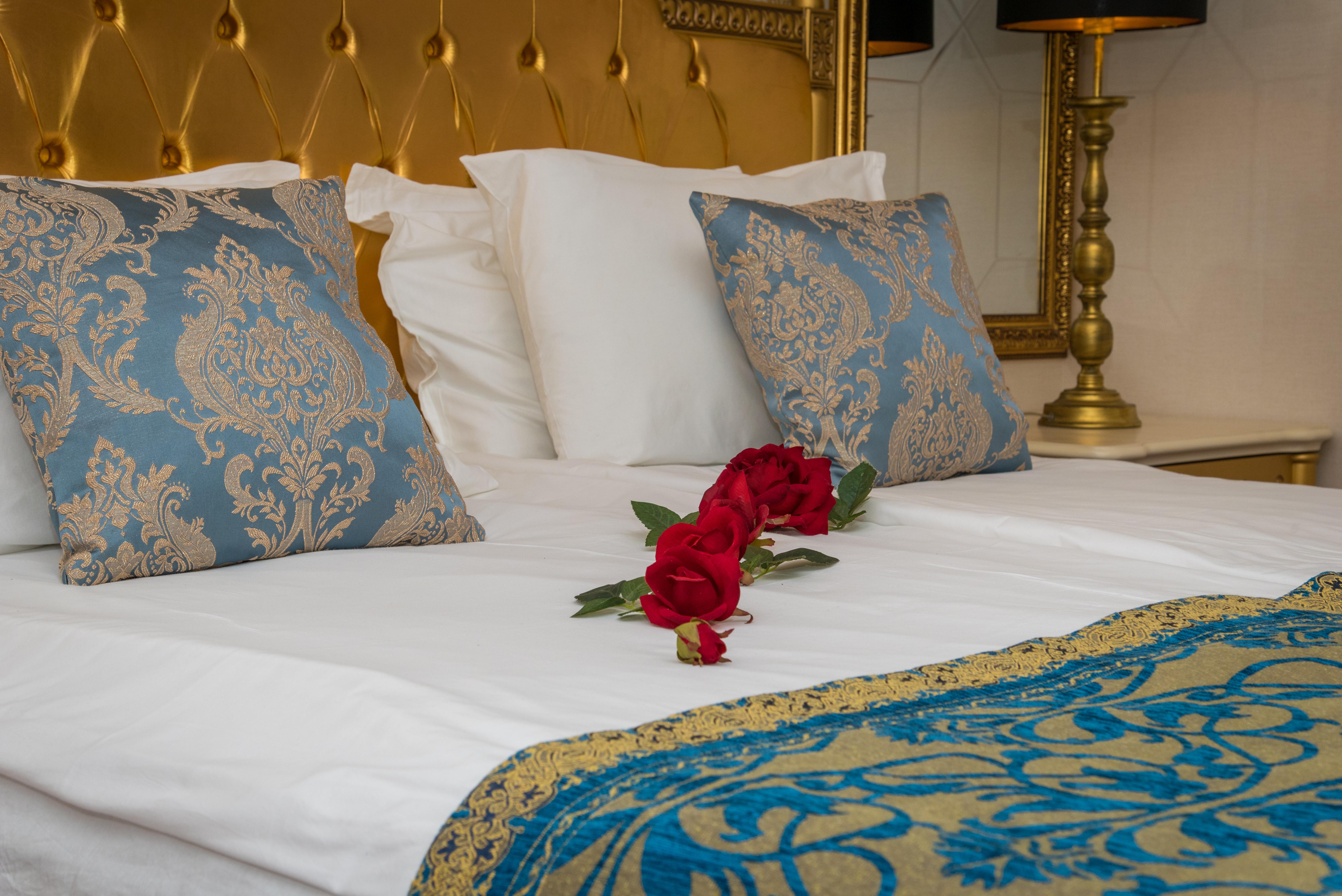 Imperial Palace Hotel Sunny Beach Buitenkant foto A bed with a bed runner
