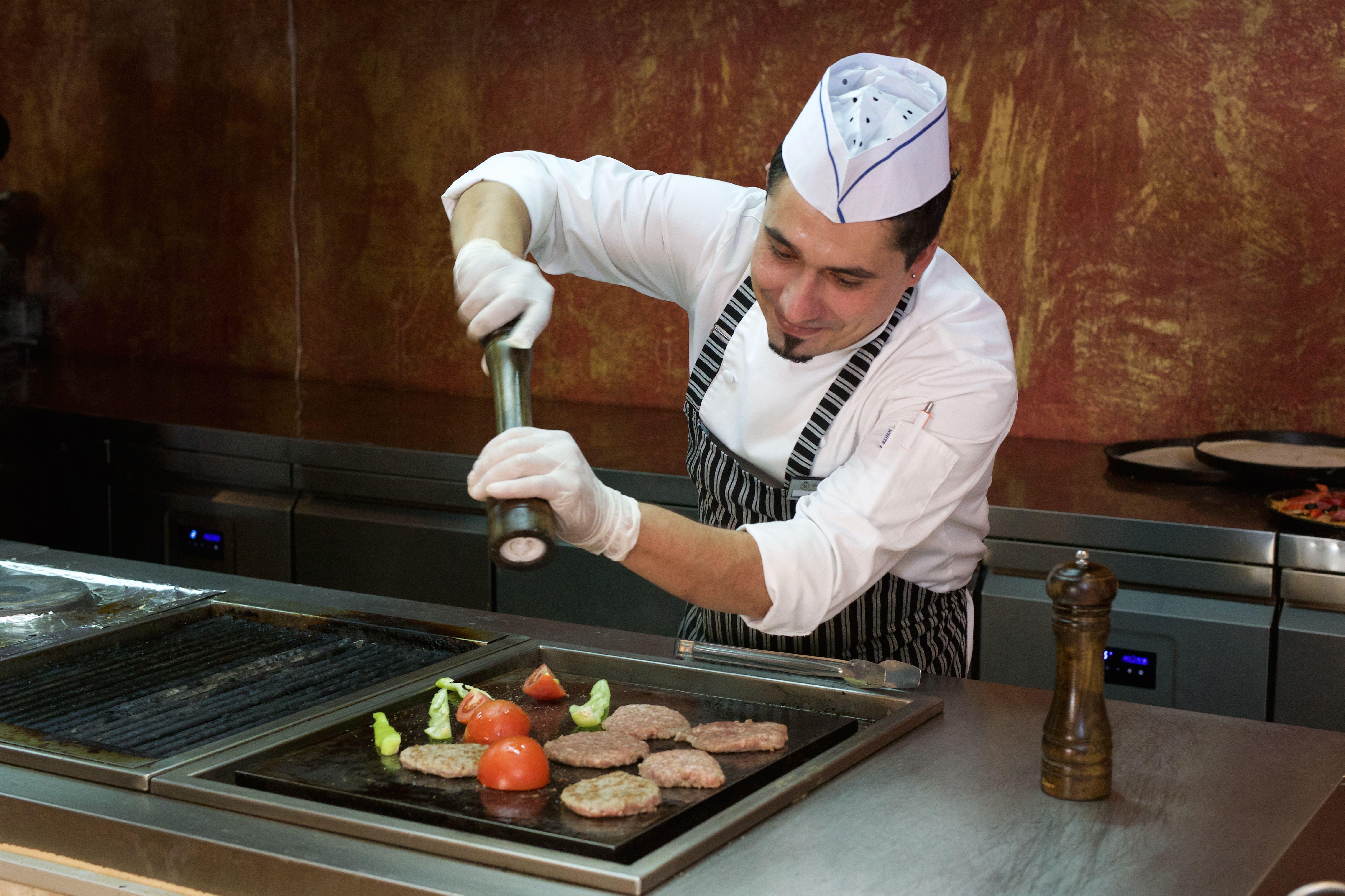 Imperial Palace Hotel Sunny Beach Buitenkant foto A sous-chef seasoning food