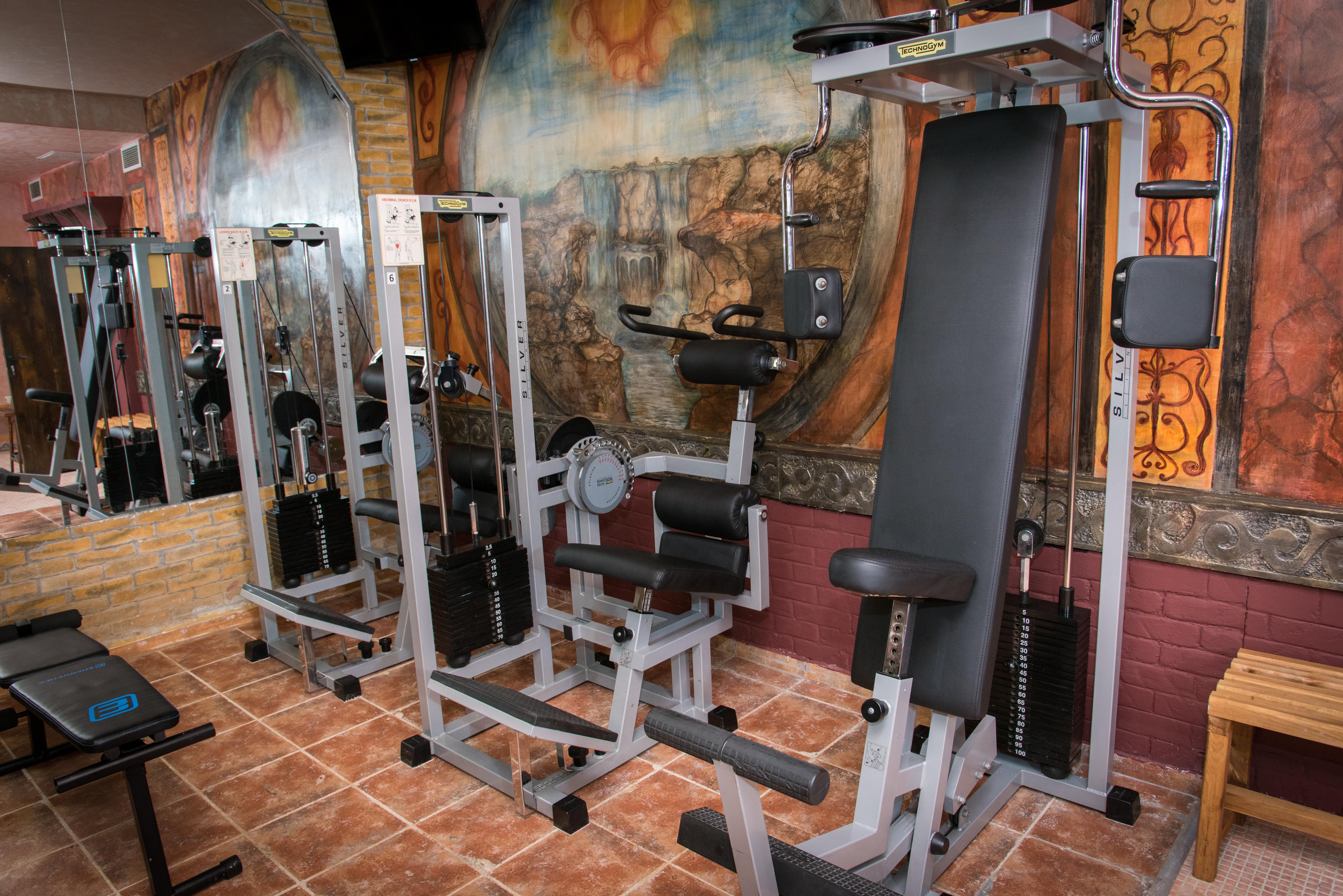 Imperial Palace Hotel Sunny Beach Buitenkant foto A leg extension machine