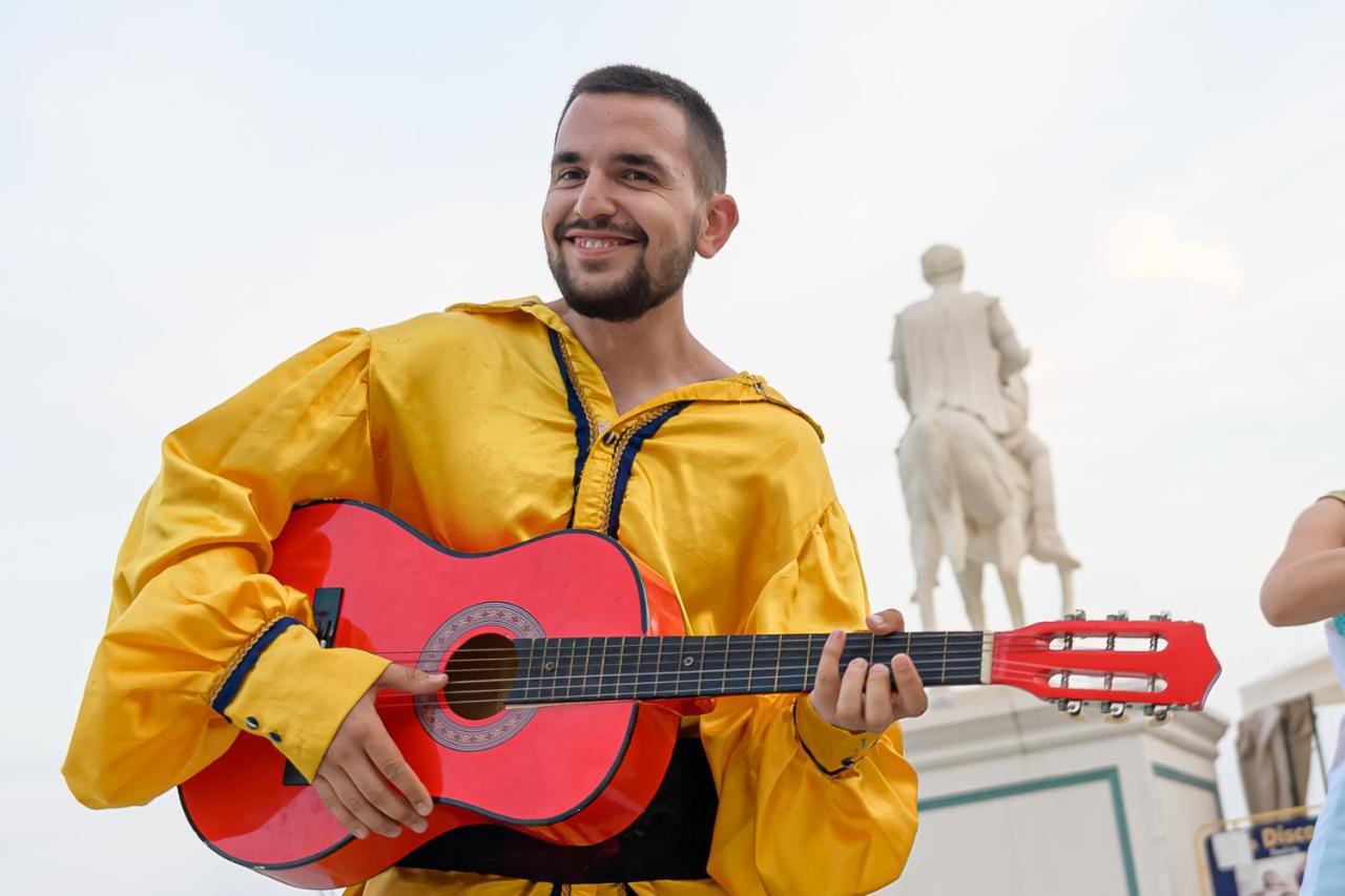 Imperial Palace Hotel Sunny Beach Buitenkant foto A street performer in Madrid