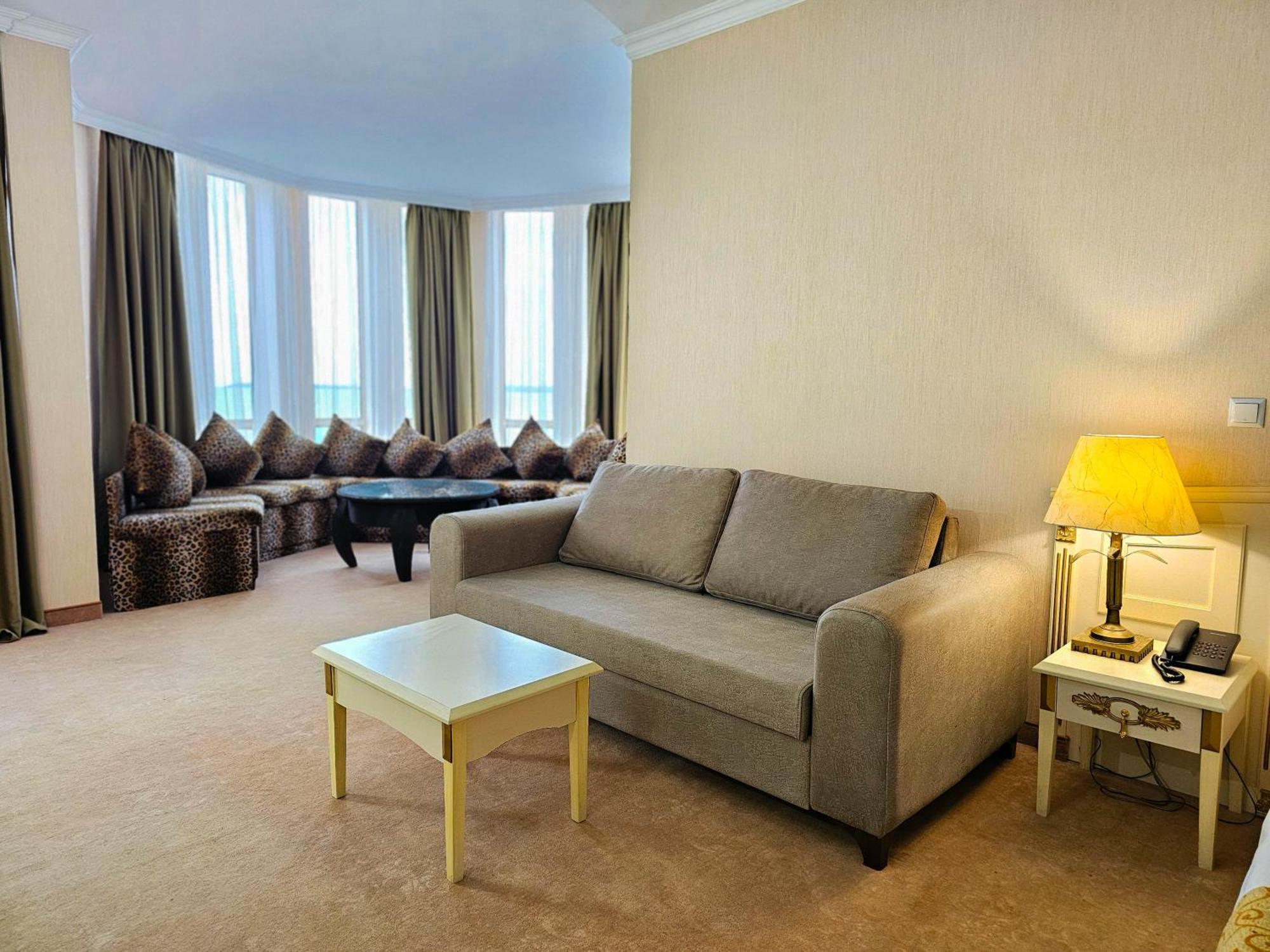 Imperial Palace Hotel Sunny Beach Buitenkant foto A living room in a suite