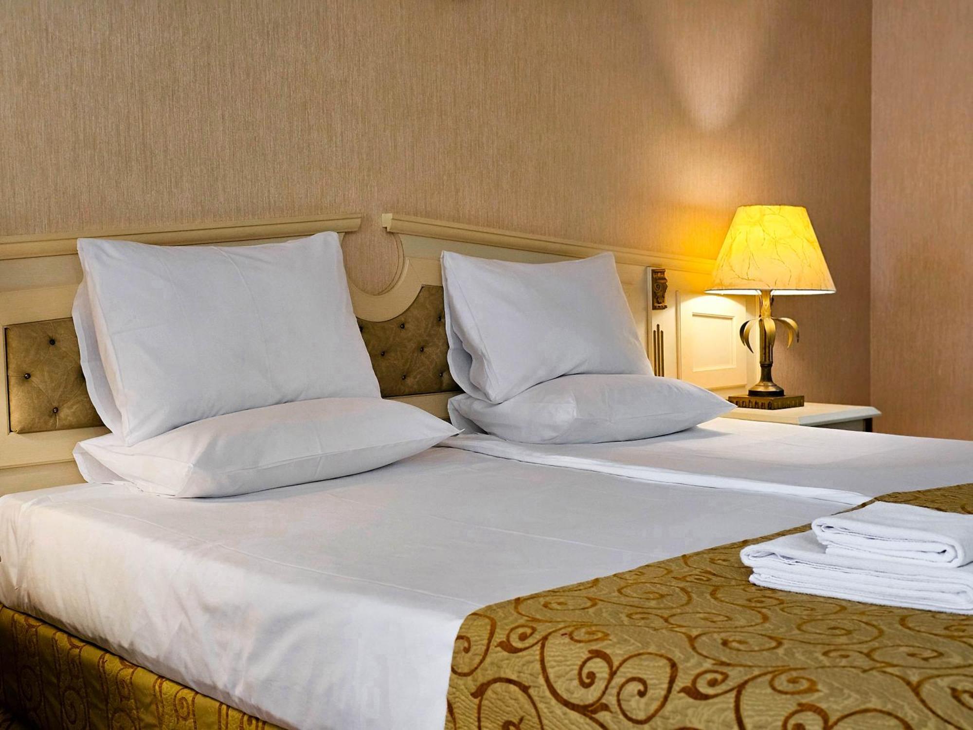 Imperial Palace Hotel Sunny Beach Buitenkant foto A bed with pillows and a lamp