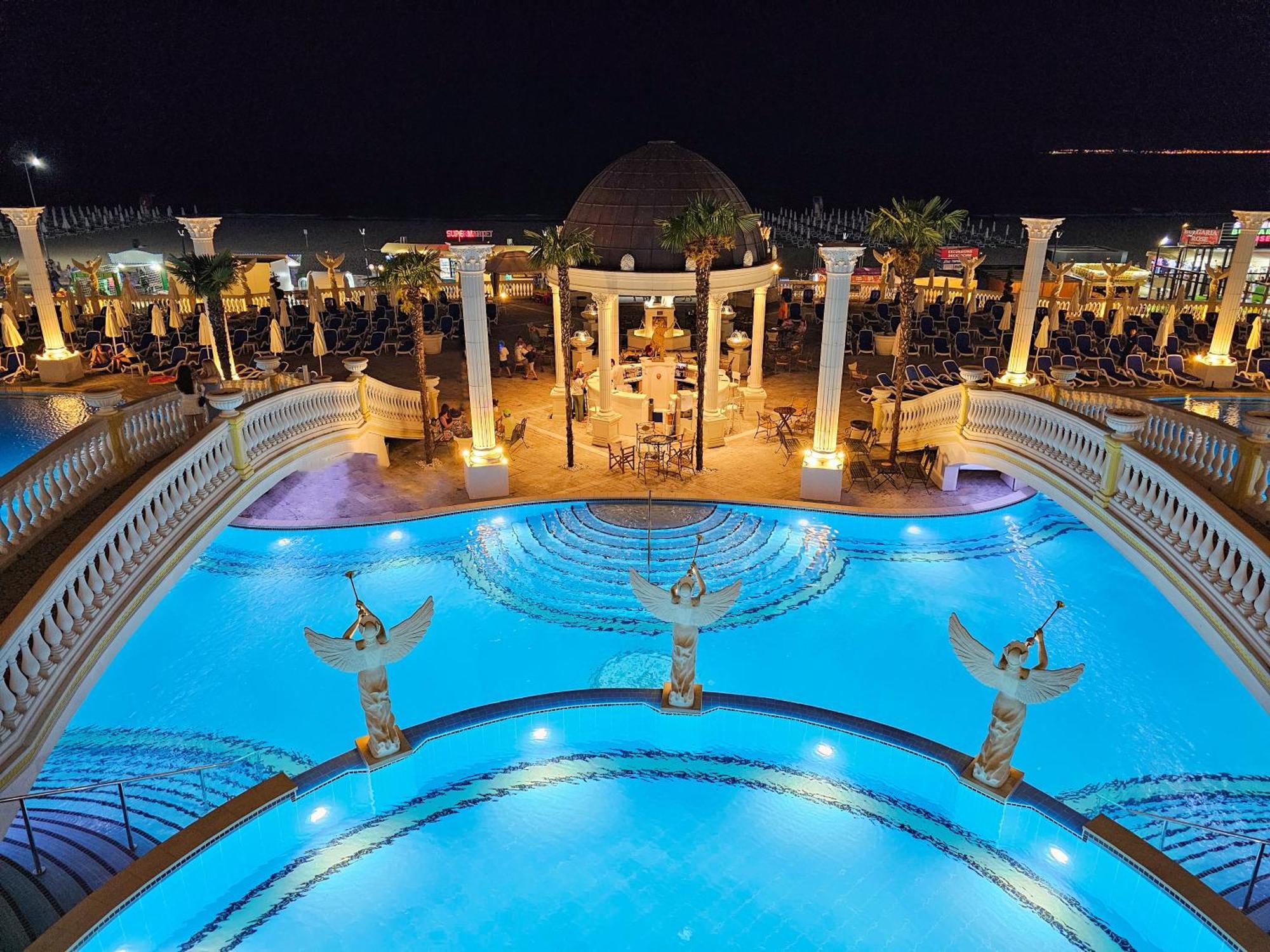 Imperial Palace Hotel Sunny Beach Buitenkant foto The pool at the Royal Towers